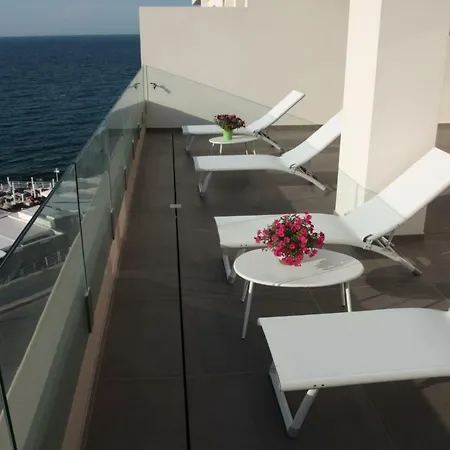 Apartment Fly On The Sea