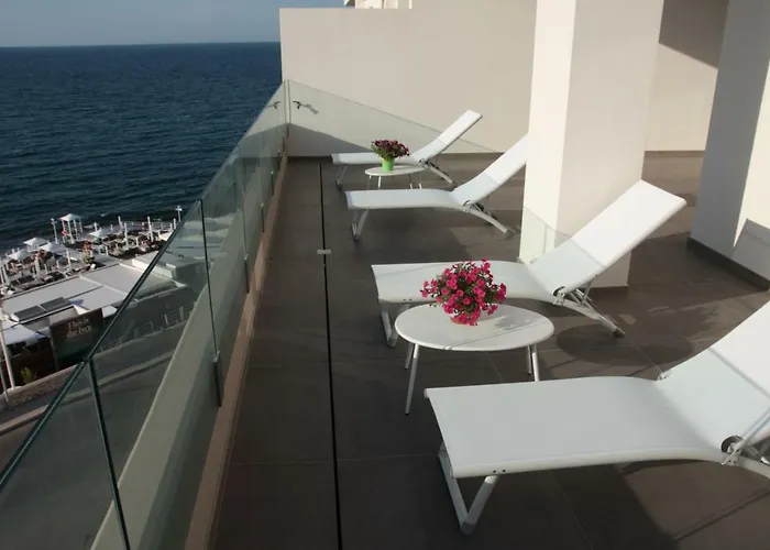 Apartment Fly On The Sea
